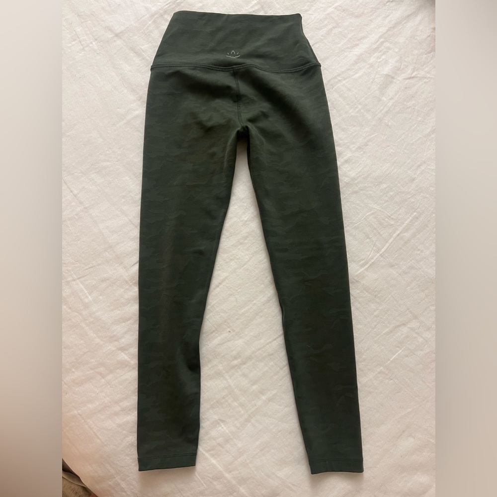 Beyond yoga army green camo textured leggings